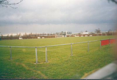 407_0181 Voetbalveld van D.V.O gezien vanaf de Dr. Nolenslaan in de richting van de Doctor A.F. Philipsstraat.