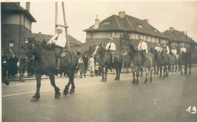 407_0400 Groep ruiters op de Rijksweg Noord t.h.v. de Doctor A.F. Philipsstraat