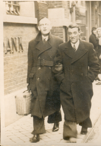 407_0505 De heer Daniels en Harrie Peters voor een bankgebouw