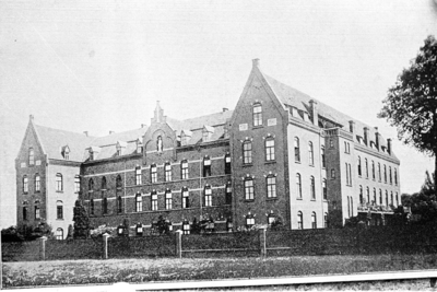 409_03_27 Walramstraat met de uitbreiding van het Ziekenhuis De Goddelijke Voorzienigheid vanaf de Heinseweg