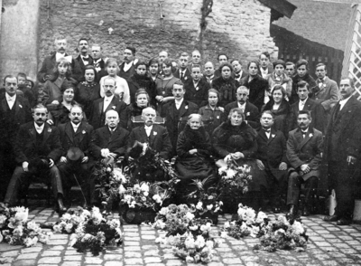 409_05_22 Groepsfoto onbekend gezelschap bij gelegenheid van vermoedelijk een bruiloftsfeest