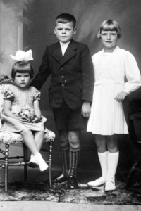 409_05_25 Statiefoto van een onbekende jongen en twee meisjes