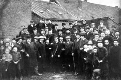 409_05_26 Een groot gezelschap bij de arrestatie van Inspecteur van Politie, Offermans alias 't Chefke