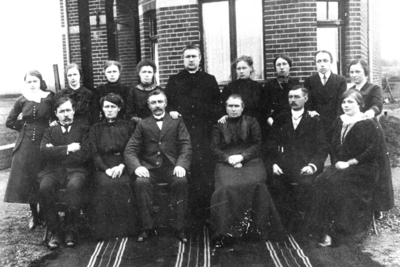 409_05_28 Groepsfoto van een onbekend gezelschap met priester in het midden