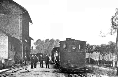 409_05_30 Locomotief bij Stationsgebouw Broeksittard