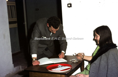 EHC-013-01 Bezoek aan de bar van Sociëteit Zenith, gevestigd in de kelder van de HEAO-school in het Klooster te ...