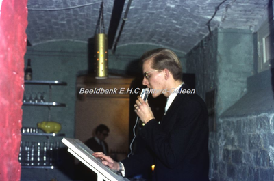 EHC-013-02 Bezoek aan de bar van Sociëteit Zenith, gevestigd in de kelder van de HEAO-school in het Klooster te ...