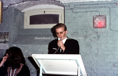 EHC-013-06 Bezoek aan de bar van Sociëteit Zenith, gevestigd in de kelder van de HEAO-school in het Klooster te ...