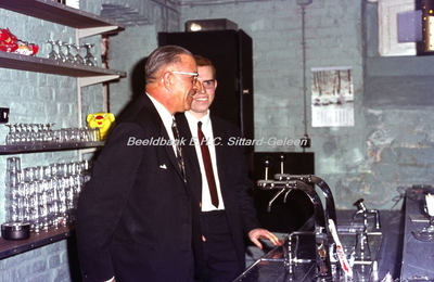EHC-013-09 Bezoek aan de bar van Sociëteit Zenith, gevestigd in de kelder van de HEAO-school in het Klooster te ...