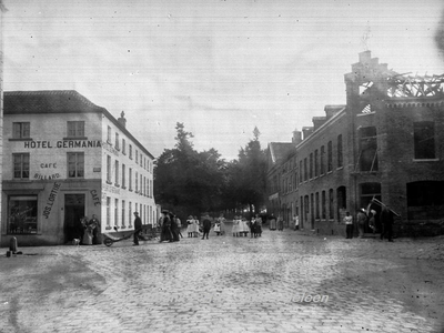 741 Rijksweg gezien in zuidelijke richting vanaf de Rijksweg Noord bij kruising Voorstad (links) en Steenweg (rechts).