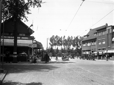 751 Hotel De Prins en Oranjehotel aan kruising Rijksweg Zuid met Wilhelminastraat.