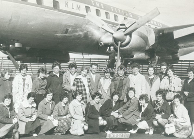 EHC-0013014 Deelneemsters aan de cursus Boerinnenbrevet op de Landbouwhuishoudschool tijdens excursie naar Schiphol.