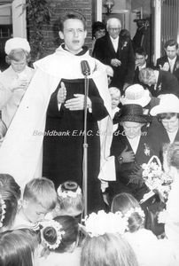 EHC-0012835 Pater René Bucks zegent de deelnemers aan de stoet die hem begeleid heeft na zijn eerste H. Mis in de ...