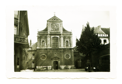 525_001 Markt met St. Michielskerk ofwel Paterskerk