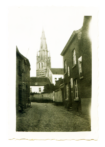 525_002 Misboekstraat met zicht op toren St. Petruskerk ofwel Grote kerk