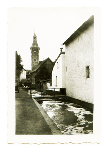 525_003 Klein Venetië langs de Molenbeek met N.H. Kerk op de achtergrond