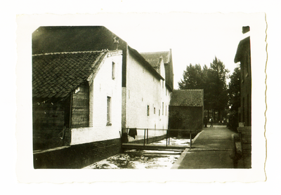 525_009 Klein Venetië langs de Molenbeek gezien vanaf de N.H. Kerk richting Molen Damoiseaux aan het Tempelplein