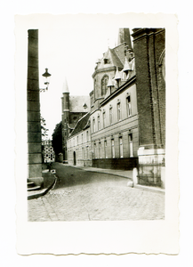 525_014 Doorgang naar de Oude Markt met gebouw Franciscus Solanus en Basiliek gezien vanaf de Markt