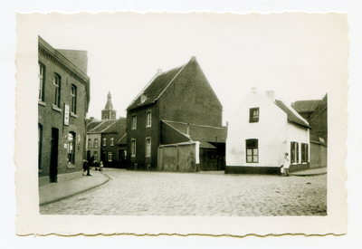 525_016 Hoek Helstraat en Paradijsstraat met Wijnhuis en toren N.H. Kerk op de achtergrond