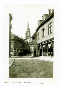 525_020 Nieuwstraat met zicht op de Molenbeekstraat en toren St. Petruskerk ofwel Grote kerk