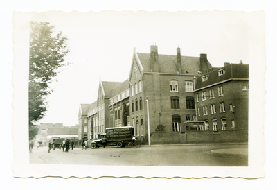 525_022 Bisschoppelijk College op de hoek Parklaan - Engelenkampstraat