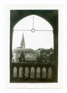 525_025 Markt gezien vanaf het bordes van het oude Stadhuis met zicht op toren St. Petruskerk ofwel Grote kerk