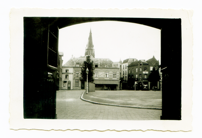 525_026 Markt gezien vanuit de poort onder het bordes van het oude Stadhuis met op de achtergrond de toren van de St. ...
