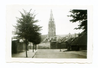 525_027 Walstraat met zicht op de toren van de St. Petruskerk ofwel Grote kerk en rechts voor de lage schuur zit ...