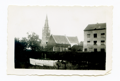 525_028 Zicht op de Sjiefbaan met op de achtergrond het Wijnhuis en de toren van de St. Petruskerk ofwel Grote kerk