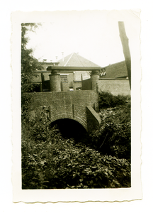 525_084 Walstraat met brug over de Wiër en ingang achterkant Bisschoppelijk College