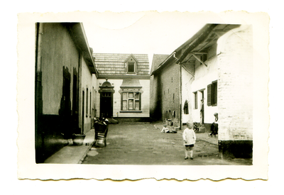 525_086 Binnenplaats oud vakwerkhuis aan de straat Ophoven