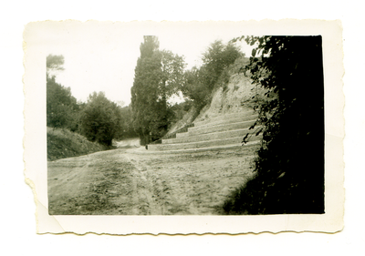 525_090 Podium met trappen op de hoek Kollenberg - Duustergats tegenover St. Rosakapel