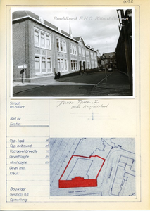032 Deken Tijssenstraat hoek Dominicanenwal met oude Meisjesschool, waarvan de ingang aan het Kloosterplein 5 ligt