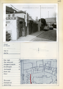 083 Kerkplein met steegje naar Begijnenhofstraat