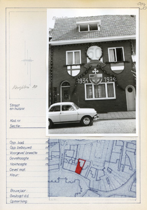 090 Kerkplein 20 met versierde gevel