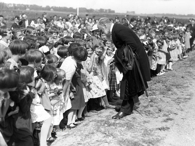 ehc_gp_031 Opening Schippersschool te Schipperskerk. Minister J. R. Slotemaker de Bruïne temidden van de schipperskinderen.