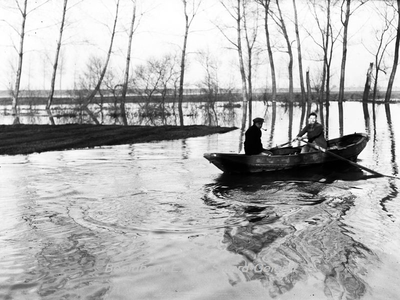 ehc_gp_053 Hoog water, de veerboot vertrekt