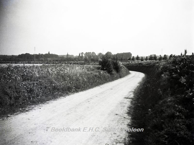 ehc_gp_138 Holle veldweg naar een onbekend dorp in het Limburgse landschap