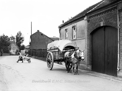 ehc_gp_159 Paard met huifkar en overstekende boerin met kruiwagen op de weg in Oirsbeek
