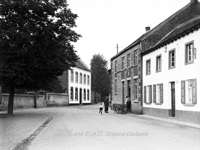 ehc_gp_160 Rennende kleuter en handkar die wordt afgeladen bij een woning aan de Dorpstraat te Oirsbeek