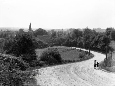 ehc_gp_161 Kijkje op het dorp Oirsbeek vanaf de Oirsbekerberg met 3 wandelende kinderen