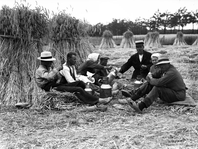 ehc_gp_203 Schafttijd voor de boerenfamilie en knechten tussen de korenschoven tijdens het oogsten van het graan in het ...