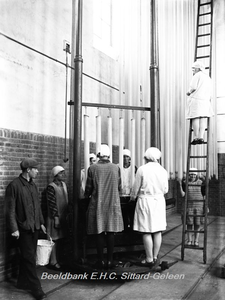 ehc_gp_242 Paraffine-fabriek Amstenrade. De kunstdarmen zijn verbonden aan een stok en worden zo naar boven gehesen.