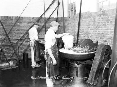 ehc_gp_243 Paraffine-fabriek Amstenrade. In de machinekamer. Het mengen van de inpregneermassa.