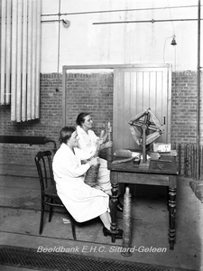 ehc_gp_244 Paraffine-fabriek Amstenrade. Het afhaspelen van de zijden darmen.