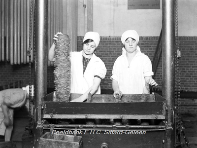ehc_gp_245 Paraffine-fabriek Amstenrade. Het zetten van de zijden darmen in de ophaalmachine.