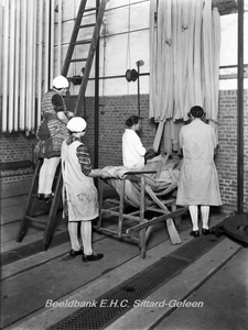 ehc_gp_246 Paraffine-fabriek Amstenrade. De gedroogde darmen worden afgenomen voor de rokerij.