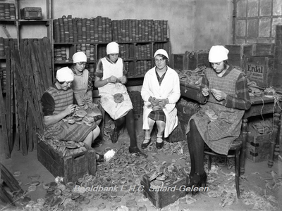 ehc_gp_247 Paraffine-fabriek Amstenrade. Het sorteren van de klosjes, welke de darmen, tijdens het drogen in de vorm ...