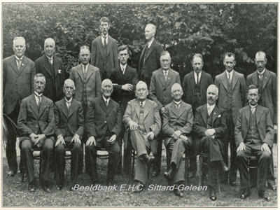 11-p24 Zilveren Jubileum Coöperatieve Melkinrichting St. Rosa SittardGroepsfoto van het Bestuur en Directeur F. Cremers 