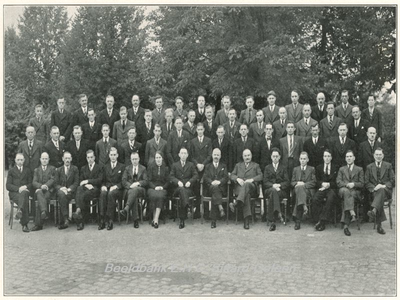 19-p45 Zilveren Jubileum Coöperatieve Melkinrichting St. Rosa SittardGroepsfoto van het Bestuur, Directeur F. Cremers ...